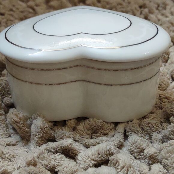 Wedgwood Icing Soft White Heart Ring Jewelry Trinket Box Silver Trim 4 1/2 x 4 - Picture 5 of 9
